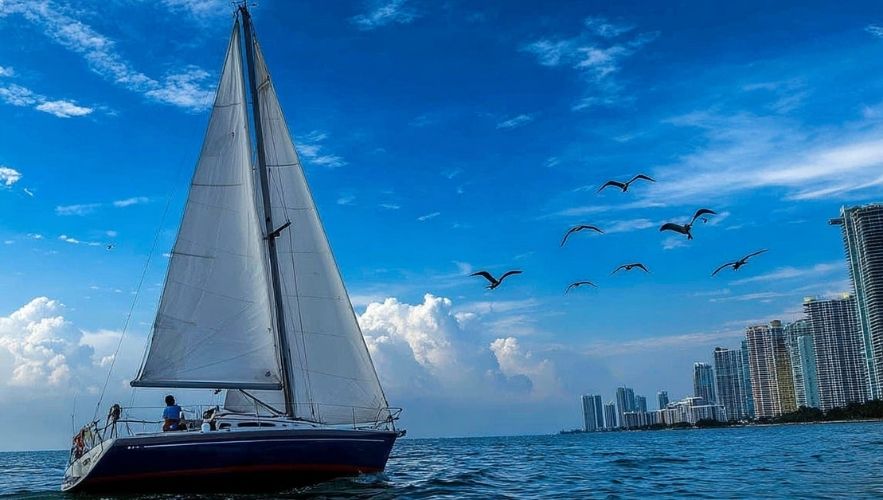 Biscayne Bay sailing with sailboat and Miami skyline during sailing lessons Miami